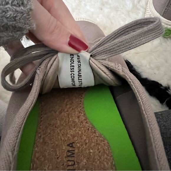 Cariuma Oca Low Grey Canvas Sneakers - Picture 12 of 13